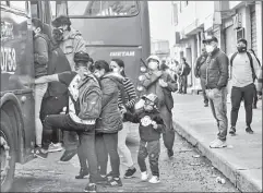 ?? EDUARDO TERÁN / EL COMERCIO ?? • Usuarios se amontonan para subir a un bus en la calle 25 de Mayo, en Cotocollao. Hay quejas de los pasajeros.