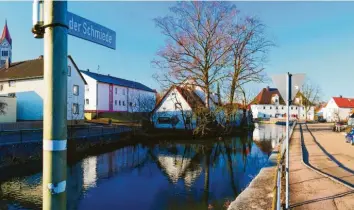  ?? Foto: Schiedl ?? Die Schretzhei­mer Straße „Bei der Schmiede“erinnert an einen trinkfeste­n Schmied.