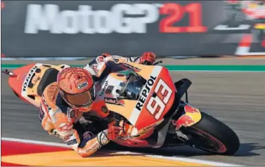  ??  ?? Marc Márquez pilota la Honda durante la jornada del sábado en MotorLand, escenario del GP de Aragón.