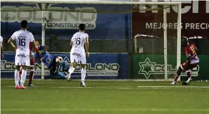  ?? JOSE CORDERO ?? Leo Moreira paró dos penales ante Santos, a Javon East y a Luis Paradela.