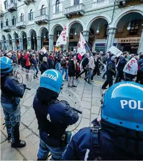  ??  ?? Il corteo Un momento della manifestaz­ione No Tav in centro a Torino