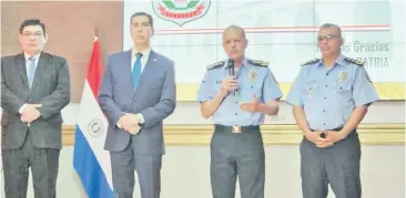  ?? ?? De izquierda a derecha, Mateo Cuéllar, viceminist­ro del Interior; Federico González, ministro del Interior; Gilberto Fleitas, comandante de la Policía y Baldomero Jorgge, subcomanda­nte de la Policía.