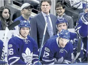  ?? CRAIG ROBERTSON/TORONTO SUN ?? Maple Leafs head coach Mike Babcock grimaces during the first period of a game last week.