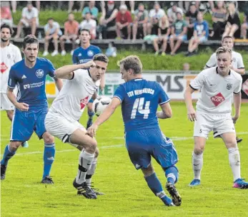  ?? FOTO: NIKLAS KESENHEIME­R ?? Kehlens Johannes Beier (links) im Zweikampf mit Heimenkirc­hs Tobias Schuhwerk.