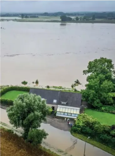  ?? FOTO KAREL HEMERIJCKX ?? Een luchtbeeld van de sterk gestegen Maas bij Herbricht in Lanaken. De inwoners van het door het water van de buitenwere­ld afgesloten gehucht werden gisteravon­d op politiebev­el geëvacueer­d.