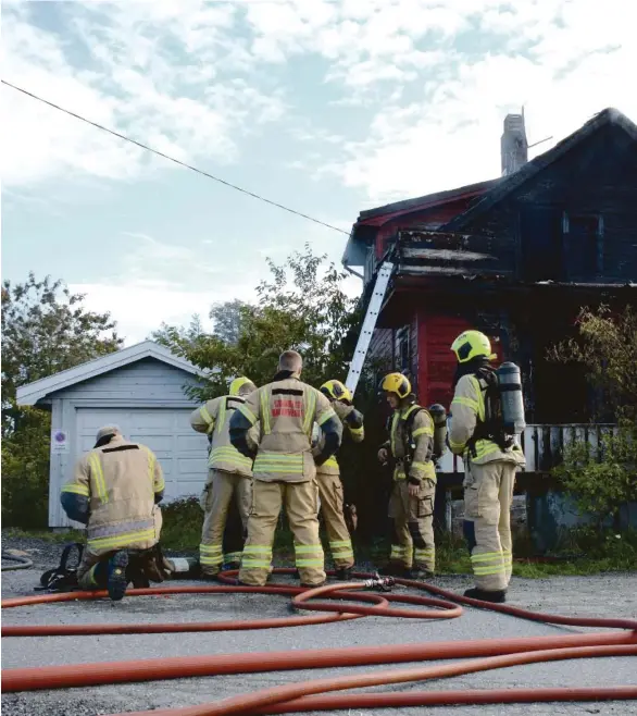  ??  ?? FULL OVERTENNIN­G: Flammene sto opp av taket og det var full fyr i huset da brannvesen­et kom fram til huset. Da var det bare å rulle ut brannslang­ene, og slu ke så fort de kunne.