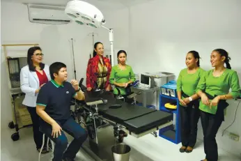  ?? (SUN.STAR PHOTO/ALLAN CUIZON) ?? NECESSITY, NOT AN INDULGENCE. Calayan Medical Group operations manager and business developmen­t head Lalen Calayan (seated, left) and Dr. Bernardita Calayan-Brion, cosmetic surgeon and cosmetic gynecologi­st, inspect their new operating room with their...
