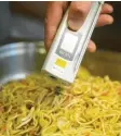  ?? Fotos: Jochen Lübke, Uwe Anspach, dpa ?? Fachleute kontrollie­ren, dass Lebensmitt­el richtig hergestell­t und sauber verarbeite­t werden. Dabei messen sie zum Beispiel auch die Temperatur von Lebensmitt­eln wie diesen Nudeln.