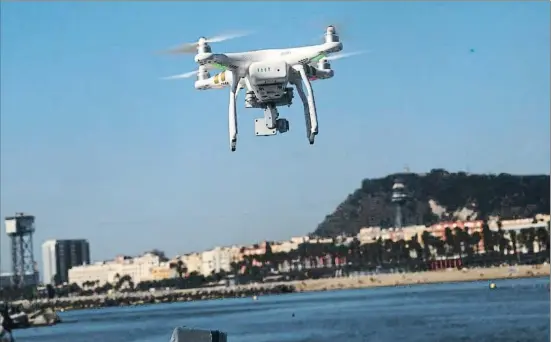  ?? KIM MANRESA ?? Fora de zones urbanes. Un dron profession­al sobrevola el litoral de Barcelona