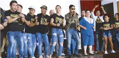  ??  ?? The cast members of FPJ’s Ang Probinsyan­o led by Coco Martin and Susan Roces heed the request of wounded soldiers to see and meet them