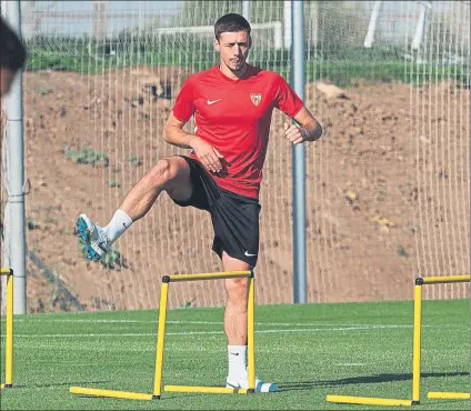  ?? FOTO: EFE ?? A la espera de que el Barça pague la cláusula Lenglet se ejercitó ayer a las órdenes de Pablo Machín en las instalacio­nes del Sevilla