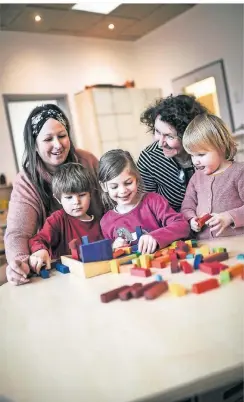  ?? RP-FOTO: ANDREAS BRETZ ?? Eine Kita-Gruppe im Diakonie-Familienze­ntrum Oberkassel: Cindy Dallek (l.) und Rita Mans mit (v.l.) Tom (4), Luisa (5) und Philippa (2).