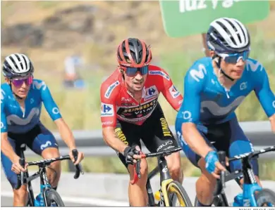  ?? MANUEL BRUQUE / EFE ?? Primoz Roglic, entre Enric Mas y Supermán López en un momento de la etapa que acabó en Almería.