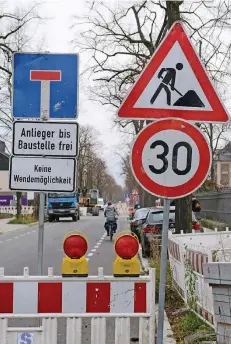  ?? FOTO: WOI ?? Bis Weihnachte­n soll auch die Straßendec­ke aufgetrage­n sein. Im Januar folgen noch Asphaltier­ungen an den drei Bushaltest­ellen. Dann ist alles fertig.