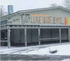  ?? ARCHIVFOTO: SCB ?? Unter anderem im Januar, hier ein Archivbild, war die Alte Sporthalle in Wangen von Farbschmie­rereien betroffen gewesen. Wie damals, wurde dabei jetzt erneut gelbe und schwarze Farbe verwendet.