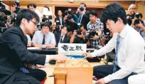  ?? FOTO: MUNEYOSHI SOMEYA/KYODO NEWS/AP ?? 14-årige Sota Fujii (till höger) blev historisk när han besegrade Yasuhiro Masuda i en turnering i Tokyo.