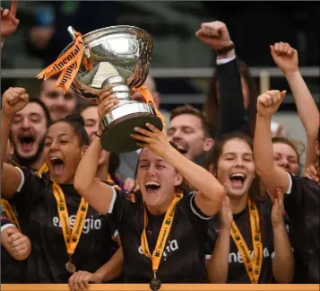  ??  ?? Wexford Youths captain Kylie Murphy lifting FAI Women’s Senior Cup last November.