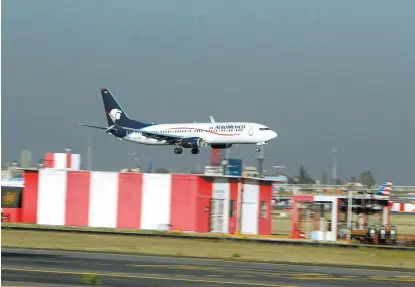  ??  ?? Delta adquirió 32% de los títulos de Aeroméxico e impulsó la confianza de los inversioni­stas en el país.