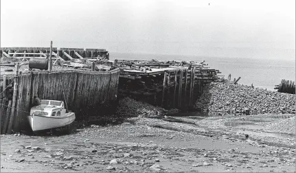  ?? HERALD FILE ?? Low tide
A wharf in Harbourvil­le, Kings County. This photo was originally published on July 11, 1975.