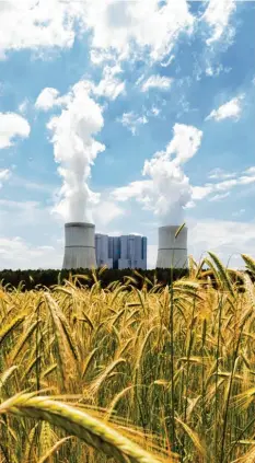  ?? Foto: Soeren Stache, dpa ?? Ein gewohntes Bild in Brandenbur­g: Noch blasen die Kühltürme des Kohlekraft­werks Schwarze Pumpe helle Schwaden in die Luft.