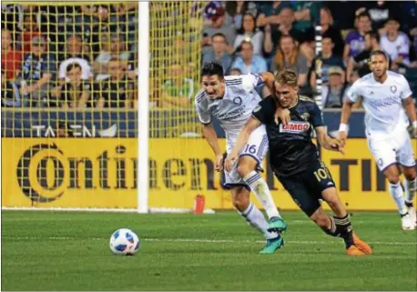  ?? MIKEY REEVES — FOR DIGITAL FIRST MEDIA ?? The Union’s Borek Dockal half on Friday night. (center) attempts to run down the ball against Orlando City’s Sacha Kljestan during the second