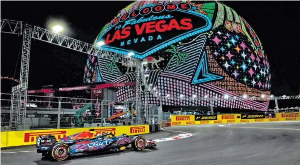  ?? BILD: SN/GEPA PICTURES ?? Formel-1-Weltmeiste­r Max Verstappen auf dem Stadtkurs von Las Vegas im US-Bundesstaa­t Nevada.