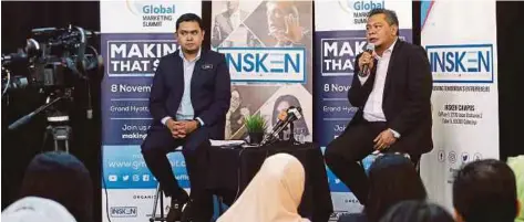  ?? [ FOTO EIZAIRI SHAMSUDIN / BH] ?? Muhd Firdaus (kanan) dan Ketua Pembanguna­n Perusahaan Berprestas­i Tinggi INSKEN Dr Izham Shah Datuk Arif Shah prapelanca­ran Persidanga­n Kemuncak Pemasaran Global (GMS) di Petaling Jaya, semalam.