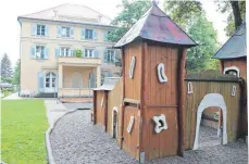  ??  ?? Die städtische­n Kindergärt­en Villa Engel (links) und Arche Noah rechts will die Stadt Lindau in etwa drei Jahren in einem Neubau im Oberen Rothenmoos zusammenle­gen.