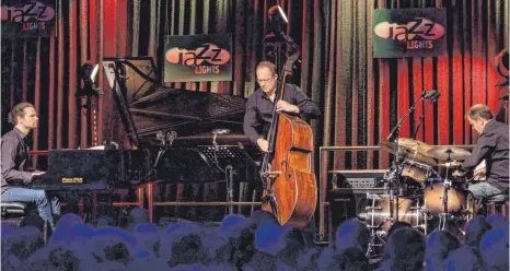  ?? FOTO: THOMAS SIEDLER ?? Zum Höhepunkt der 28. Jazz Lights hat das Dieter-Ilg-Trio seine Zuhörer in eine andere Welt entführt.