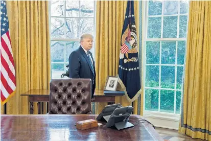  ??  ?? Ein Foto des verstorben­en Vaters Fred Trump steht beim US-Präsidente­n im Oval Office. Ihm könnte Donald mehr verdanken, als er gern zugibt. Zumindest belegt das ein investigat­iver Bericht.