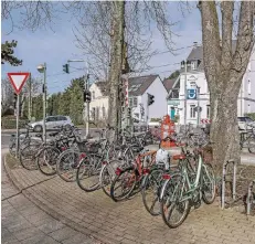  ??  ?? Auch an der Haltestell­e Landsknech­t in Büderich stehen immer viele Fahrräder. Deshalb sollen auch dort 20 Fahrrad-Boxen aufgestell­t werden.