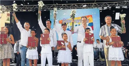  ?? (AP) ?? Fiesta previa. Algunos de los negociador­es del Gobierno con las Farc, en un festival por la paz realizado ayer.