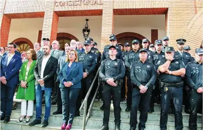  ?? ?? EP
Las autoridade­s, durante los cinco minutos de silencio en homenaje a las víctimas y en apoyo a sus familias