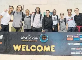  ?? FOTO: EFE ?? El ‘Dream Team’ USA, en TenerifeLa­s estrellas de la selección femenina de Estados Unidos llegaron ayer por la tarde a Tenerife para disputar la Copa del Mundo de Baloncesto Femenino FIBA 2018