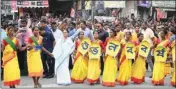  ?? PIC/MPOST ?? Mamata Banerjee joined hands with different cultural troupes to take part in their dances