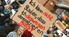  ?? Foto: Jaspersen, dpa ?? Jugendlich­e demonstrie­ren in Bremen gegen Upload-Filter: Bei CDU und CSU führt die Aufregung im Netz zu Angst vor dem Verlust junger Wähler.