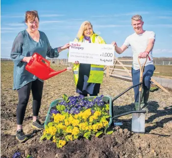 ?? ?? Grow for it Volunteers Aileen and John with Amanda Baxter of Taylor Wimpey. Pic Chris Watt