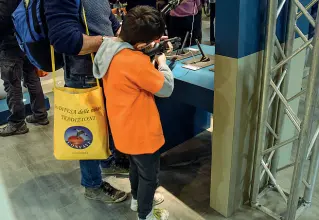  ??  ?? La fotoIl bambino con il fucile in mano che ha scatenato le polemiche in Fiera a Vicenza