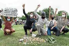  ?? Photo: AFP ?? Manifestat­ion de riverains qui n'ont plus le droit de manger des oeufs en provenance de certaines régions flamandes.