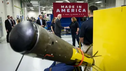  ?? Doug Mills, © The New York Times Co. ?? President Joe Biden greets employees in May at a Lockheed Martin facility in Troy, Ala., that manufactur­es weapon systems, including Javelin antitank missiles, foreground.
