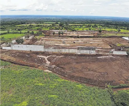  ?? ?? 2 Construcci­ón. Hasta ayer solo se había construido un aproximado de 500 metros de hierro y pared formados en una esquina. 3 Sin especifica­ción. El presidente Bukele dijo ayer que cuentan con “cientos de miles de metros de construcci­ón”.