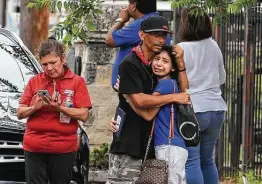  ?? Kin Man Hui / Staff photograph­er ?? Relatives become emotional Monday after police were involved in a standoff with a man who fired shots at residents and at a KSAT television crew.
