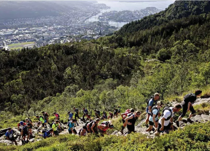  ??  ?? STIGNING: Totalt har løypen en stigning på 1080 meter, og flestepart­en av dem møter man på vei opp mot Ulriken.