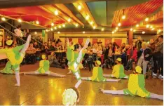  ?? Foto: Martin Golling ?? Die Mädchen der Augsburger Tanzschule Alisa von Tetyana Novichkova sind auf dem Osterbasar der Hilfe für Kinder aus Tschernoby­l aufgetrete­n.
