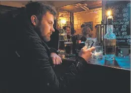  ?? ALBERT LORES ?? Un joven en el bar Grails, en semipenumb­ra, en Kiev.