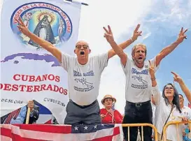  ??  ?? En Miami. Los exiliados anticastri­stas celebraron los anuncios de Trump y reclamaron más bloqueo para asfixiar a las autoridade­s de Cuba.