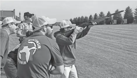  ?? PAUL A. SMITH / MILWAUKEE JOURNAL SENTINEL ?? Will Berge of Sun Prairie shoots at a crossing target as instructor­s at a Wisconsin Wingshooti­ng program observe his technique. The event was held at Milford Hills Hunt Club in Johnson Creek.