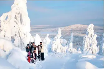  ??  ?? Foto oben: Kajak-Spaß im Hinterland Foto mitte: Kalajoki Maakalla Island Foto unten: Snowboarde­n in Syöte