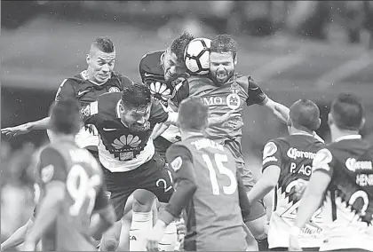  ?? Foto Ap ?? En el estadio Azteca, semifinal de la Liga de Campeones de la Concacaf entre el América y Toronto FC