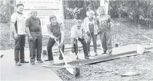  ?? — Gambar Bernama ?? SIMBOLIK: Zahidi menanam pokok Gutta Percha pada Program Penanaman Pokok Gutta Percha Terbanyak oleh Yayasan TM di Taman Botani Putrajaya, dekat Putrajaya semalam.